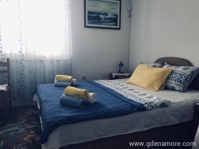 Soba 2 u Apartmani Kostić, privatni smeštaj u mestu Herceg Novi, Crna Gora